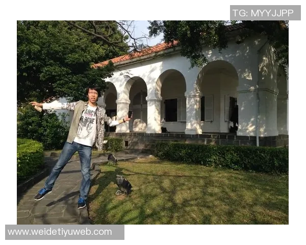 C罗与乔治娜马斯克因凡蒂诺在白宫合影留念引发热议 C罗与乔治娜马斯克因凡蒂诺在白宫合影留念引发热议