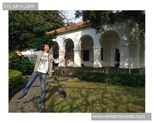 C罗与乔治娜马斯克因凡蒂诺在白宫合影留念引发热议 C罗与乔治娜马斯克因凡蒂诺在白宫合影留念引发热议