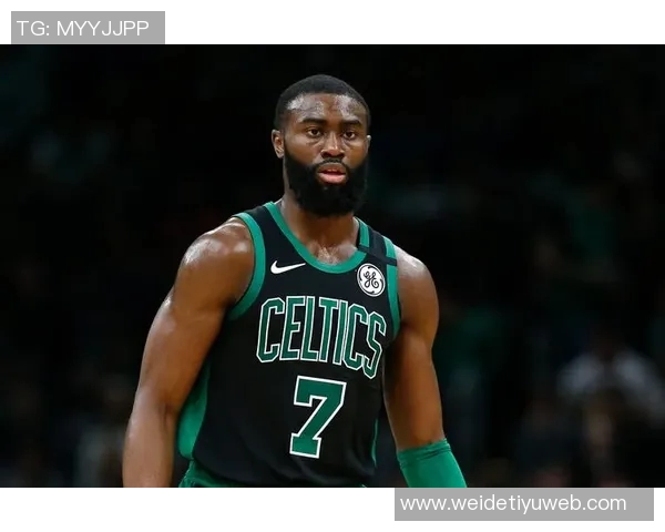 杰伦布朗为何只穿一边袖子想要改变自己的气场与风格